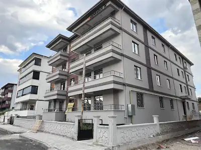 REMAX DEM'DEN HOCABEY MAH. ÇARŞI MERKEZİNE 5 DAKİKA 2+0 SATILIK
