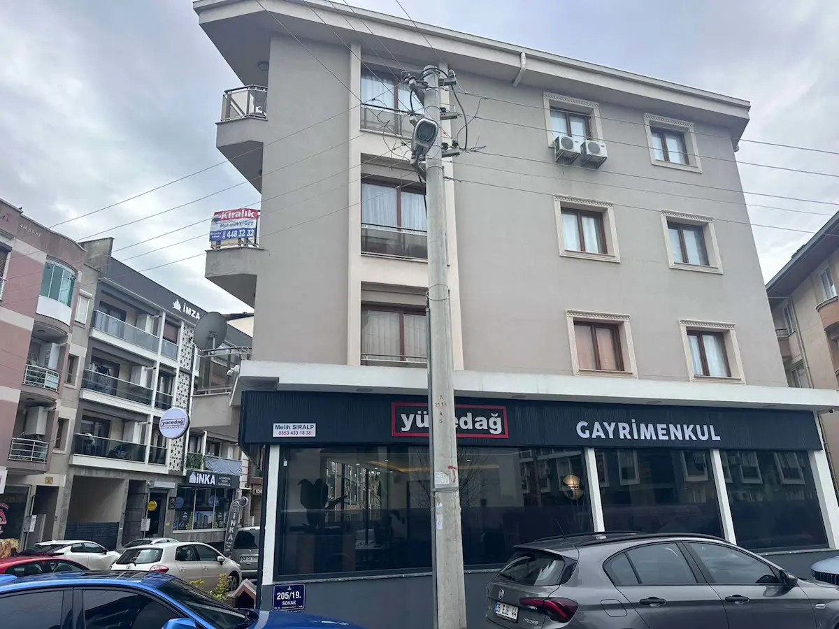 REMAX ARMA'DAN BUCA KURUÇEŞME MH' DE BALKONLU EŞYALI 1+1