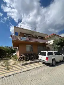 OYMAPINAR MAHALLESİ'NDE TEK TAPU SATILIK KÖY İÇİ TARLA VE 2 KATLI KARGİR EV