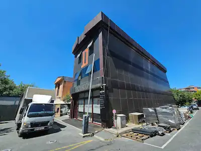 ÜMRANIYE EKIN SANAYI SITESINDE 550 M2 KÖŞE DÜKKAN & MAĞAZA 