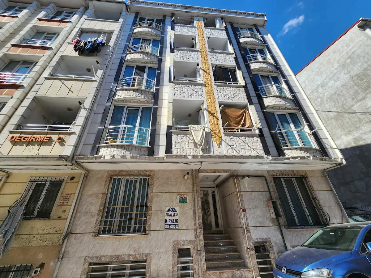 ESENYURT BALIKYOLU’NDA 2+1 | 105 M² BRÜT | BALKONLU | KREDİYE UYGUN, KİRACILI DAİRE