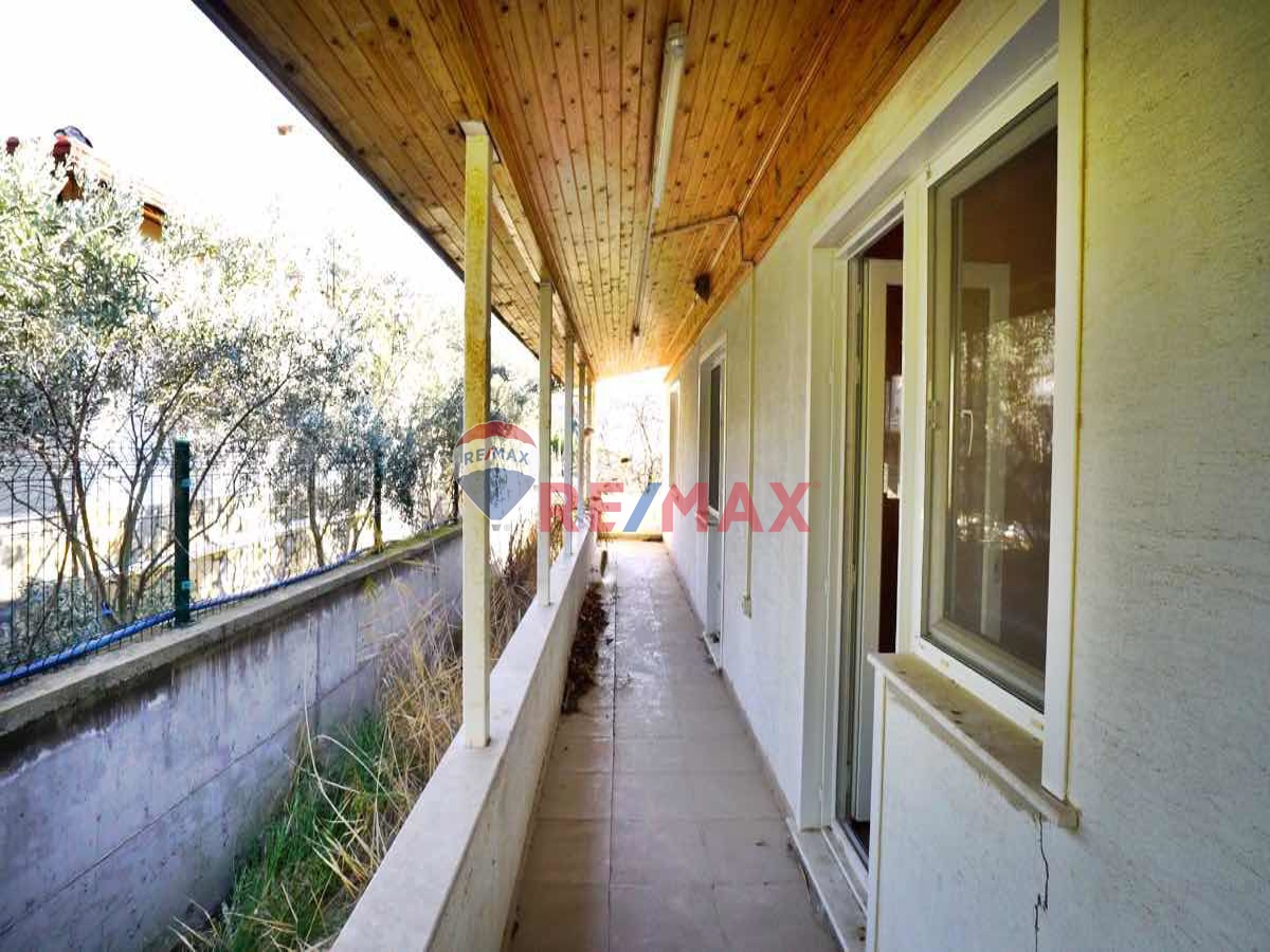 URLA KUŞÇULAR'DA MÜKEMMEL KONUMDA 901 M2 ARSA IÇINDE SATILIK MÜSTAKIL EV