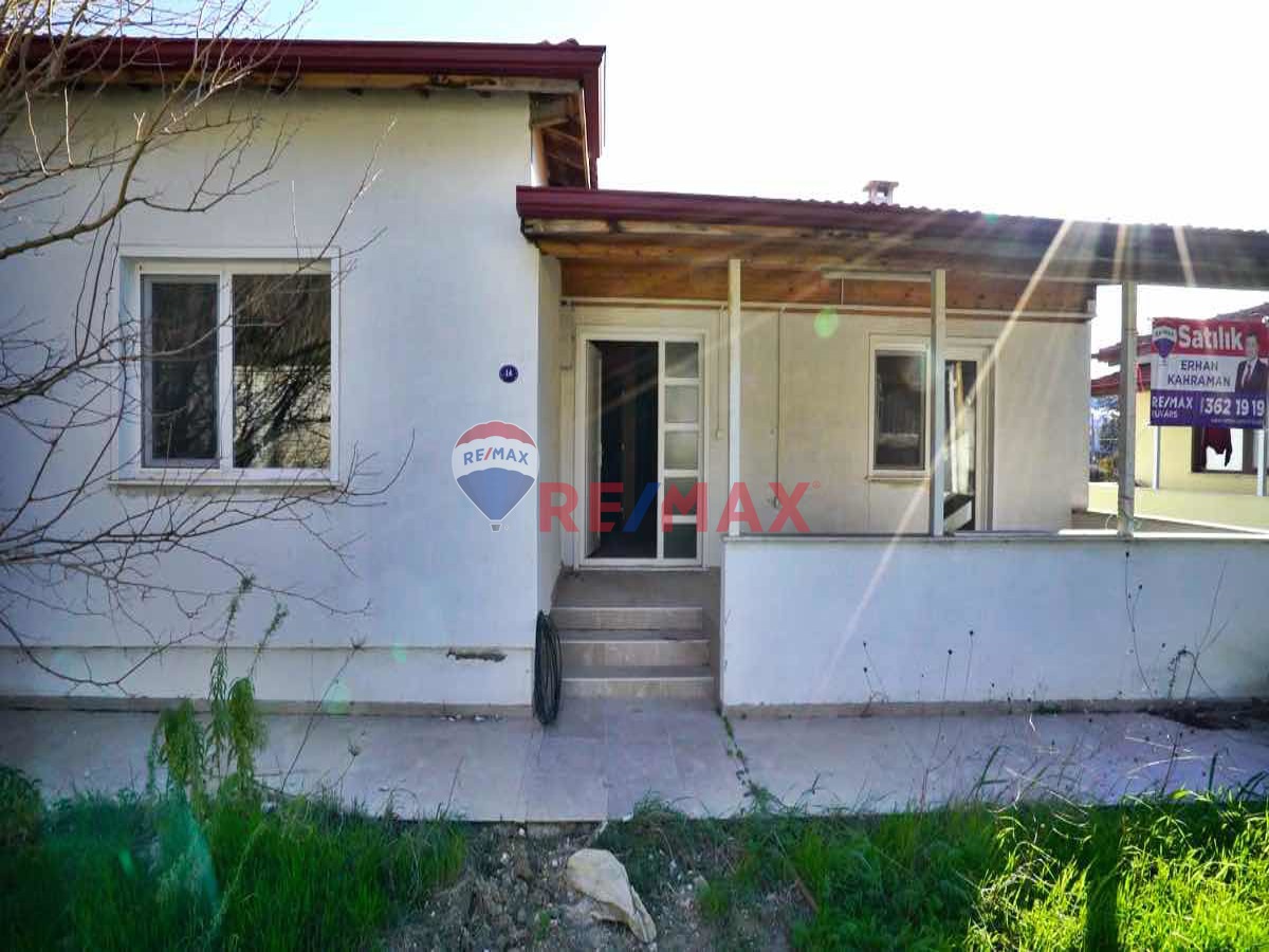 URLA KUŞÇULAR'DA MÜKEMMEL KONUMDA 901 M2 ARSA IÇINDE SATILIK MÜSTAKIL EV