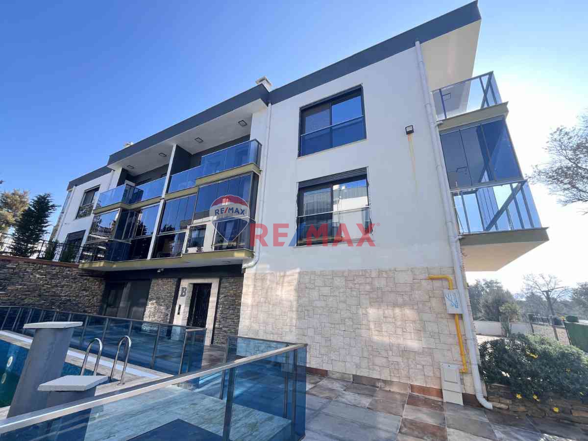 GÜZELBAHÇE YELKİ'DE HAVUZLU SİTE İÇİNDE KİRALIK 2+1 DAİRE