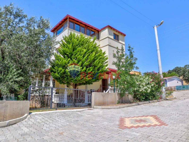 DİKİLİ ÇANDARLI GAMA SİTESİNDE DENİZE ÇOK YAKIN KONUMDA HAVUZLU YAZLIK