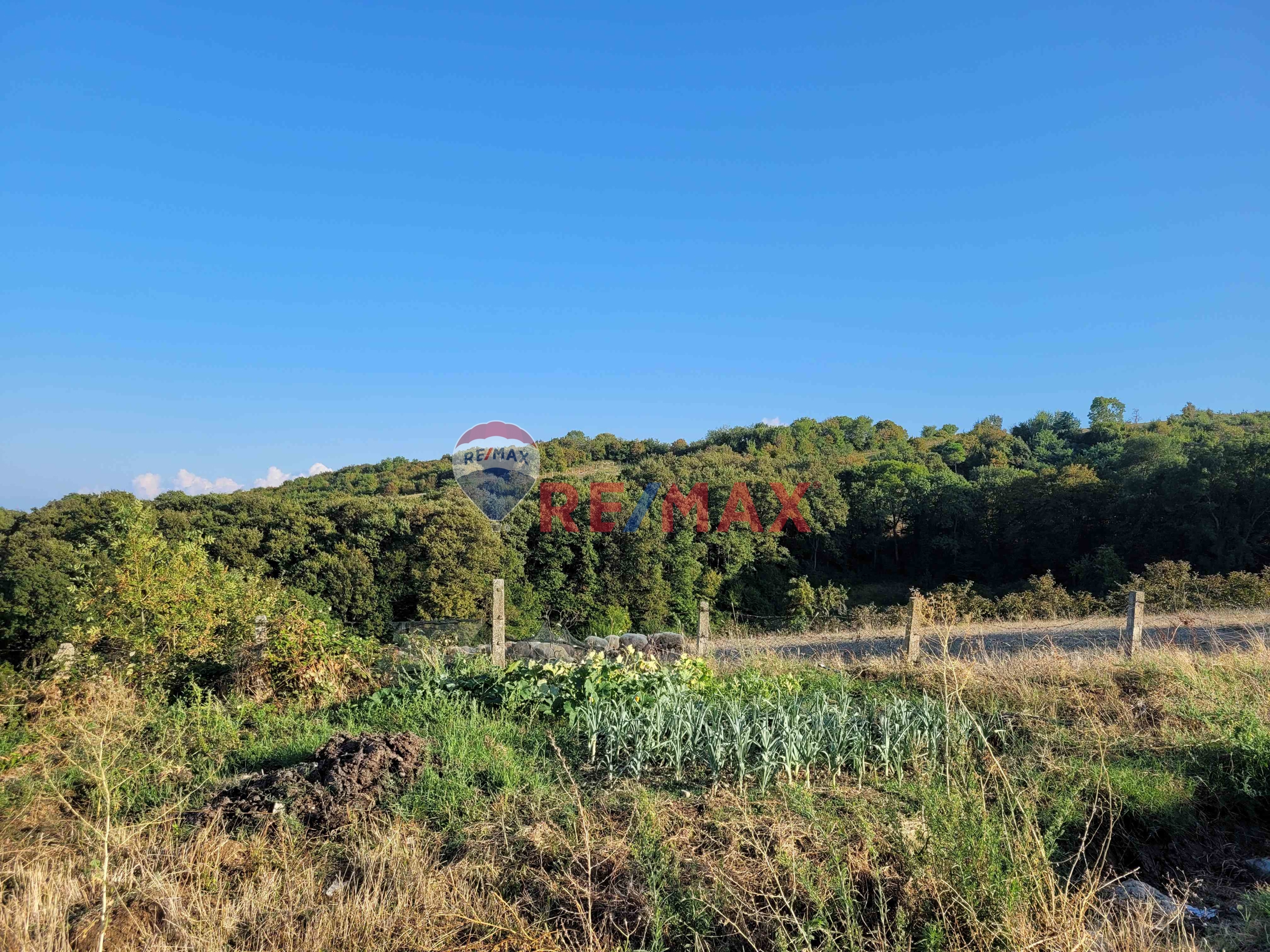 REMAX SEVCAN GÜRLEVİKTEN TAŞKELİKTE DENİZ MANZARALI SATILIK ARSA