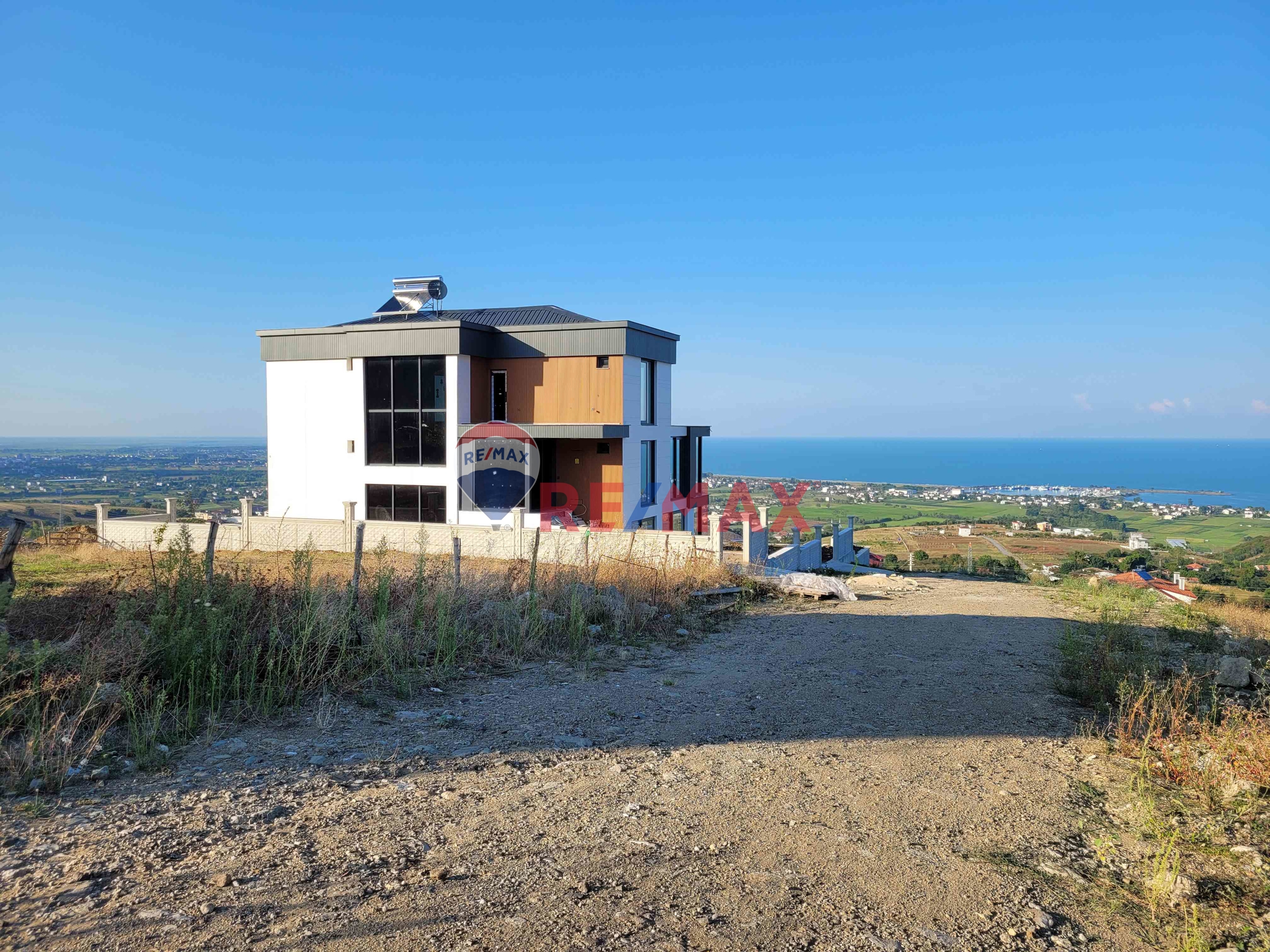 REMAX SEVCAN GÜRLEVİKTEN TAŞKELİKTE DENİZ MANZARALI SATILIK ARSA