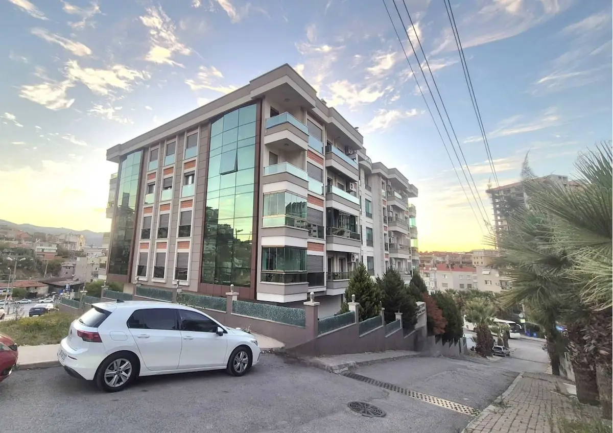 KARABAĞLAR'DA SİTE İÇİNDE LÜKS 176M2 , 3+1 SATILIK DAİRE