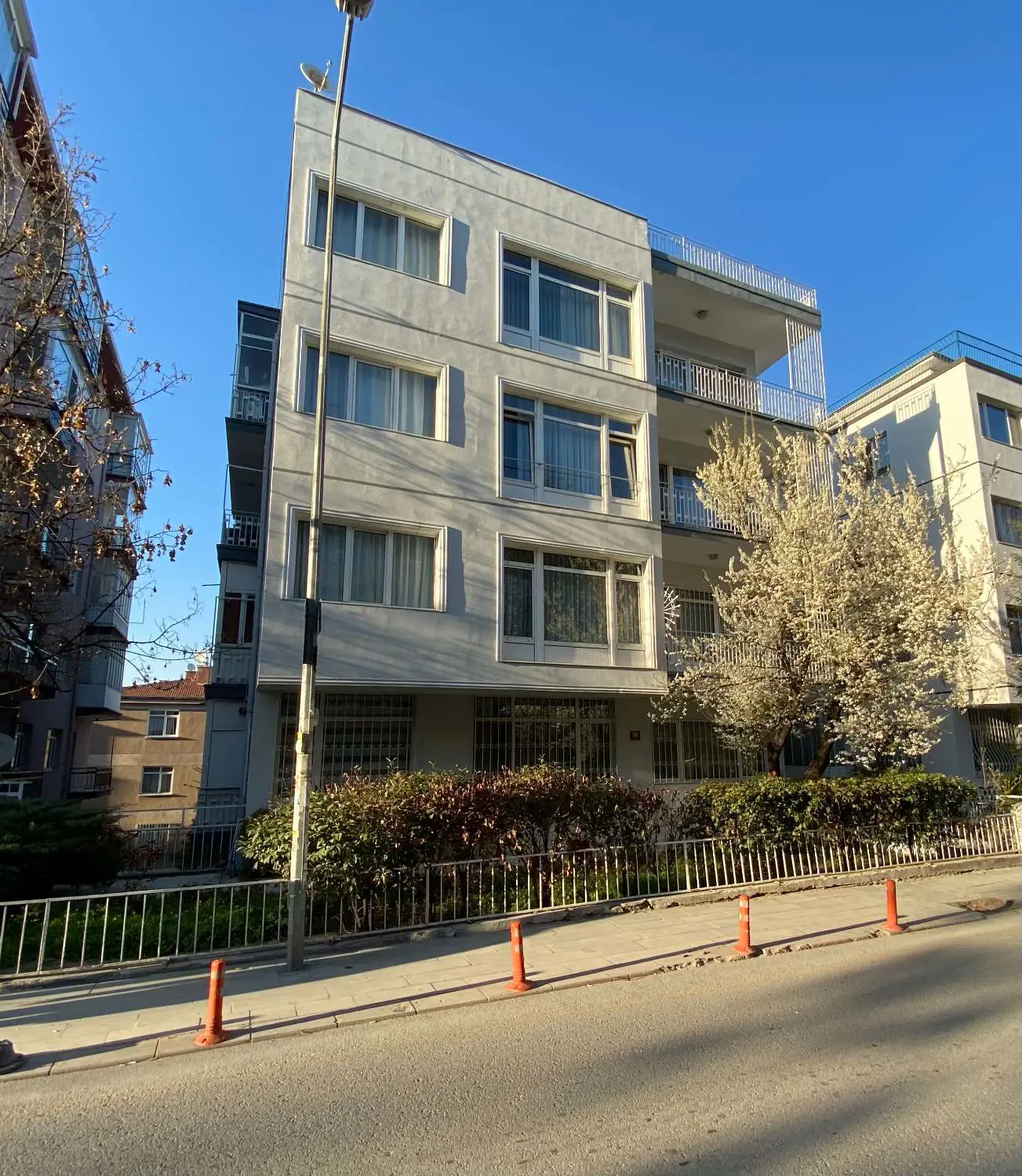 ÇANKAYA AYRANCI MESNEVİ SOKAKTA YAPILI ARAKAT 3+1 KİRALIK DAİRE