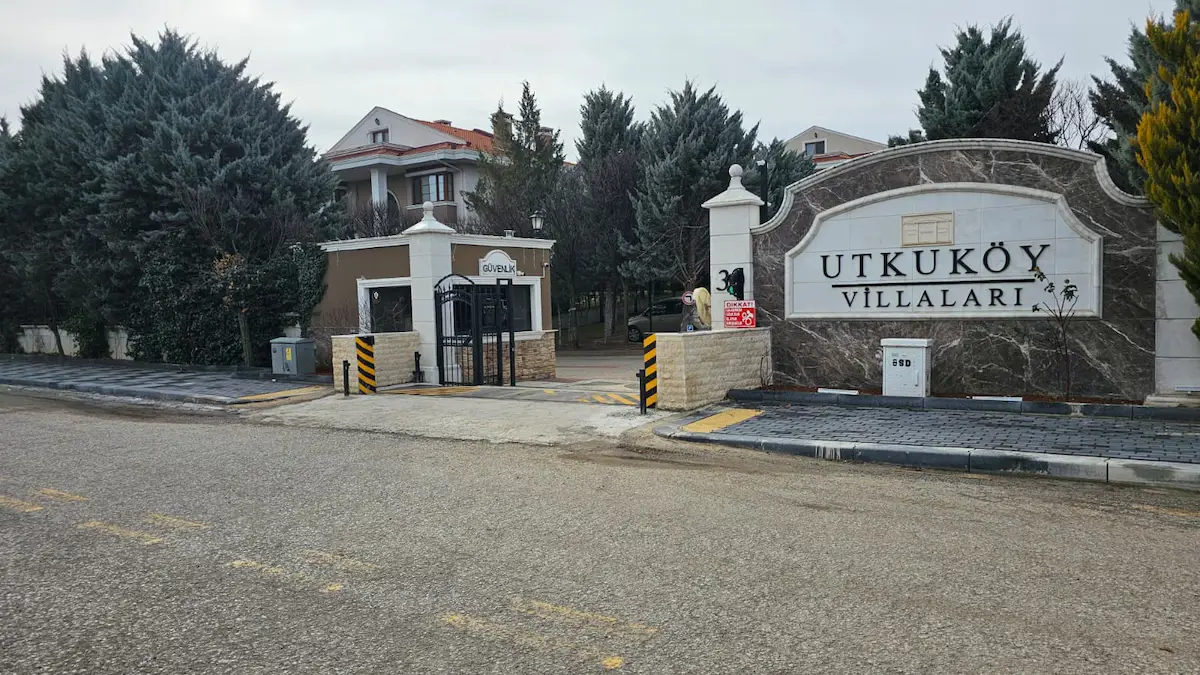 GÖLBAŞI KARŞIYAKA MAHALLESI | SITE İÇINDE SATILIK PRESTIJLI VILLA