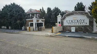 GÖLBAŞI KARŞIYAKA MAHALLESI | SITE İÇINDE SATILIK PRESTIJLI VILLA