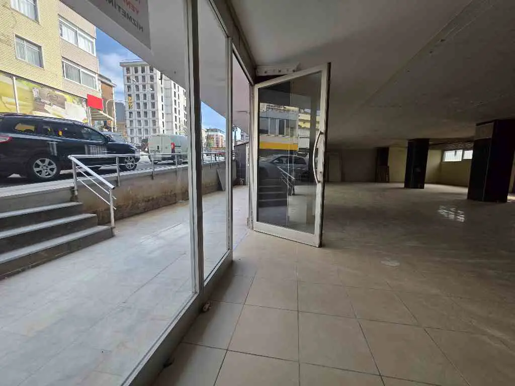 KAYIŞDAĞI VE AKYAZI CADDESİ’NİN KÖŞESİNDEN 310M2 KİRALIK DÜKKAN