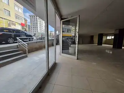KAYIŞDAĞI VE AKYAZI CADDESİ’NİN KÖŞESİNDEN 310M2 KİRALIK DÜKKAN