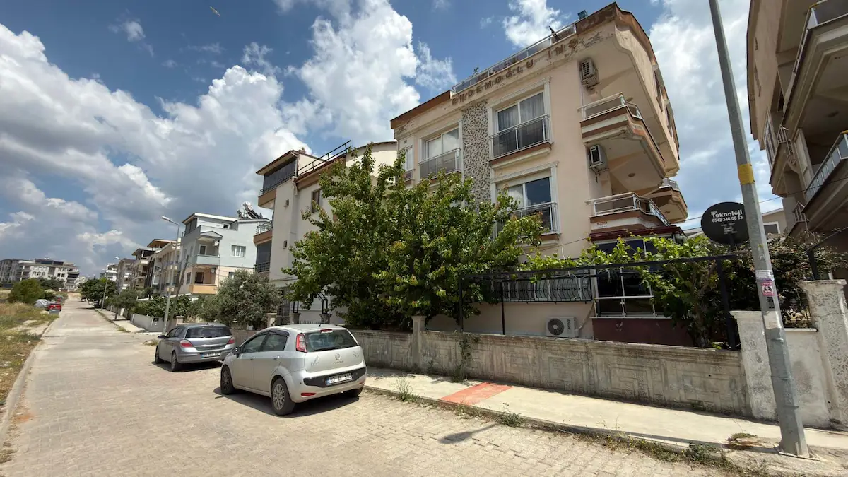 SELVI CADDESININ HEMEN ARKASINDA BULUNAN GENIŞ 1+1 DAIREMIZ SATILIKTIR