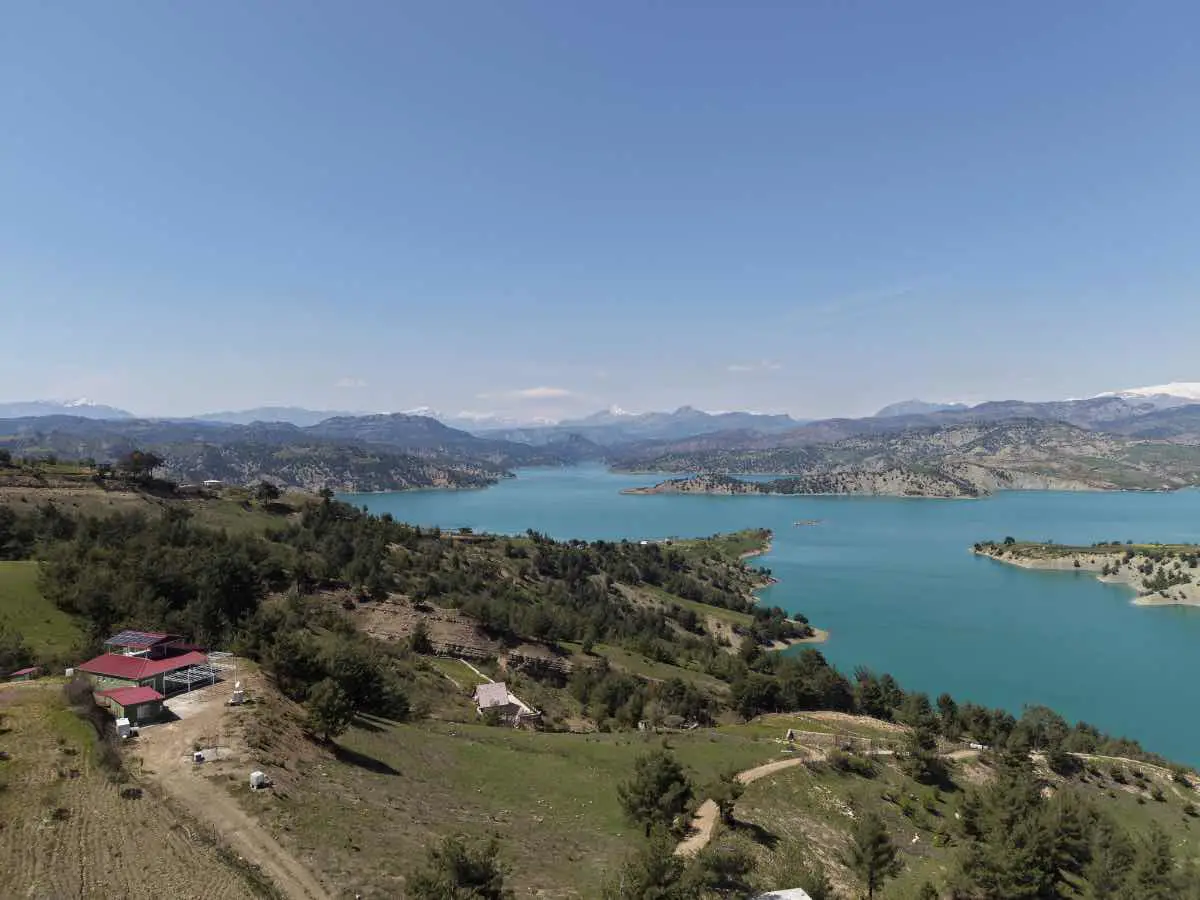 REMAX EDE'DEN SARIÇUKURDA GÖL MANZARALI SATILIK BAĞ