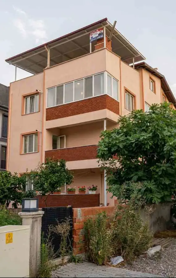 BURHANİYE GERİŞ’TE  2+0  (29M2 TERASLI)SATILIK ÇATI KATI DAİRE 
