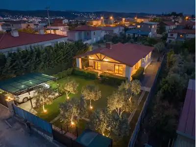 URLA BADEMLER'DE LÜKS, MÜSTAKİL, GENİŞ BAHÇELİ TEK KAT TAŞ VİLLA
