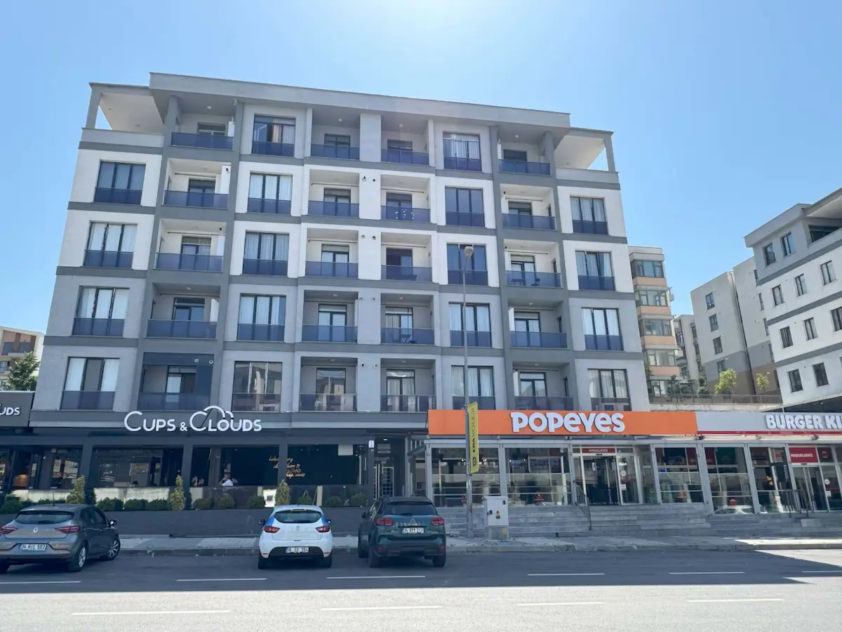 ÖZYEĞİN ÜNİVERİSİTESİ YANI ONLINE CADDE NIŞANTEPE EVLERI 1. ETAP EŞYALI KIRALIK 