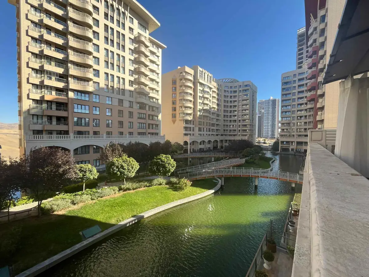 SİNPAŞ ALTIN ORAN YALI EVLERİ’NDE ÖZEL TERASLI 1+1 KİRALIK DAİRE