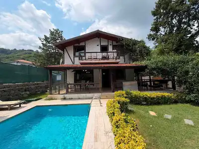 SATILIK SAPANCA MERKEZDE MÜSTAKİL ARSA İÇERİSİNDE VİLLA
