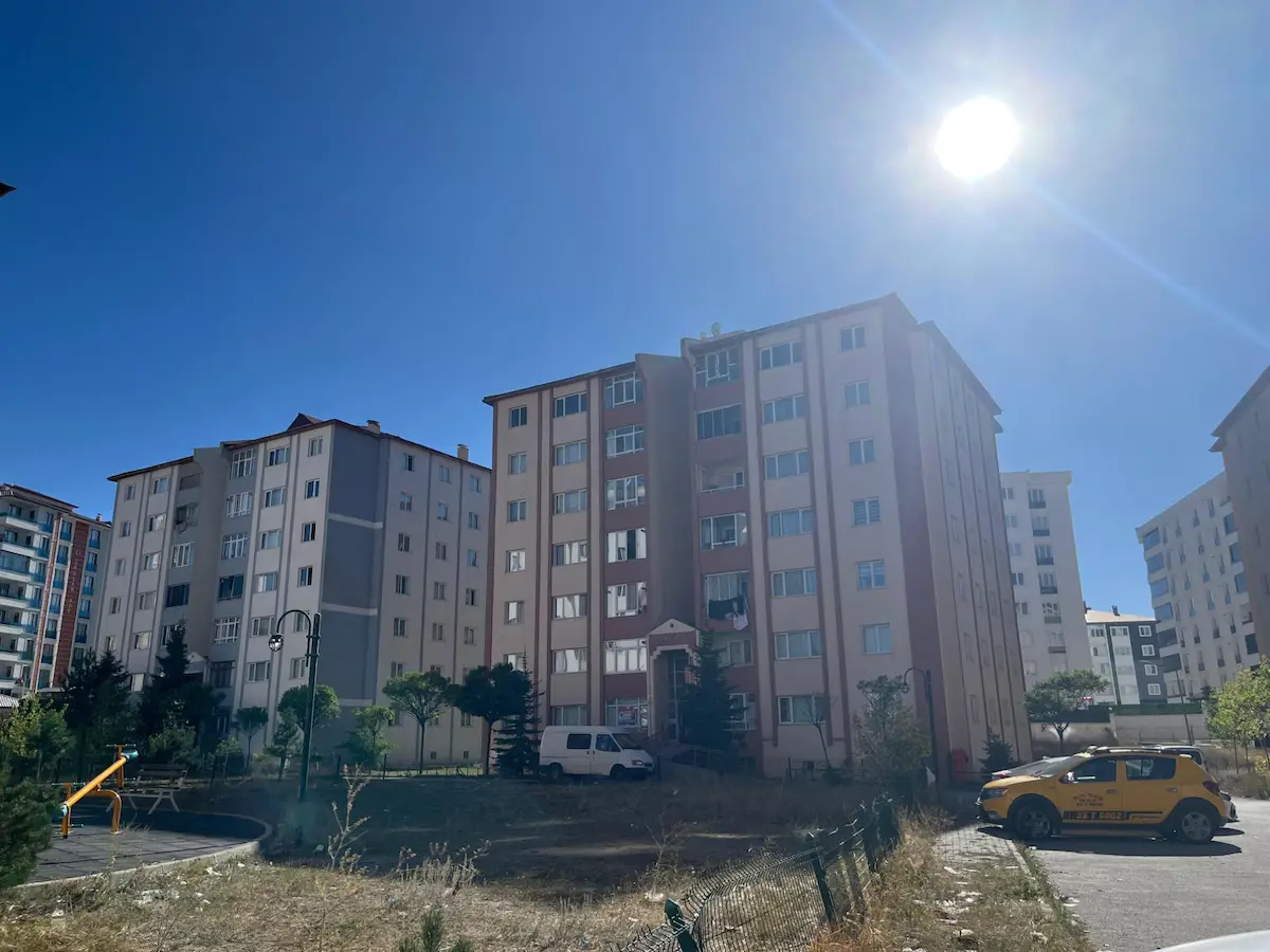 REMAX ARTIS'DEN ÇAT YOLU TOKILER'DE 3+1 KIRALIK DAIRE