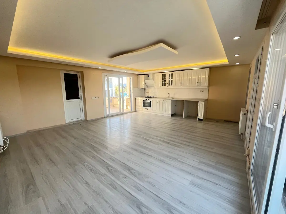 URLA ALTINTAŞ’TA BALKONLU, ÇİFT CEPHELİ 1+1 KİRALIK DAİRE