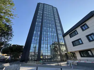 KOZYATAĞI YENİ TESLİM PLAZADA KULLANIMA HAZIR KİRALIK OFIS KATI