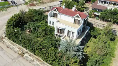 GÖLBAŞI KARŞIYAKA'DA SİTE İÇERİSİNDE, KÖŞE KONUMLU, MÜSTAKİL, GENİŞ BAHÇELİ SATILIK VİLLA