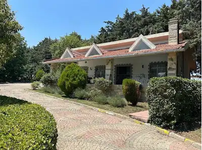 AKÖREN KÖYÜ 19652 M2 ARAZİ İÇİNDE ÇİFLİK EVİ SATILIKTIR