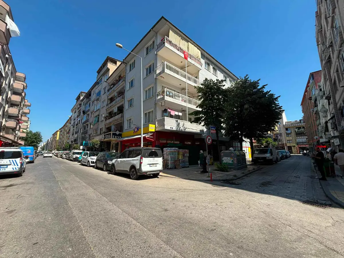 REMAX ŞEHİR KAPALI PAZARYERİ DİBİNDE AİLE APT'DA KİRALIK 3+1