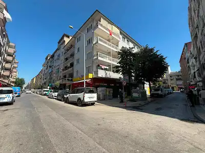 REMAX ŞEHİR KAPALI PAZARYERİ DİBİNDE AİLE APT'DA KİRALIK 3+1