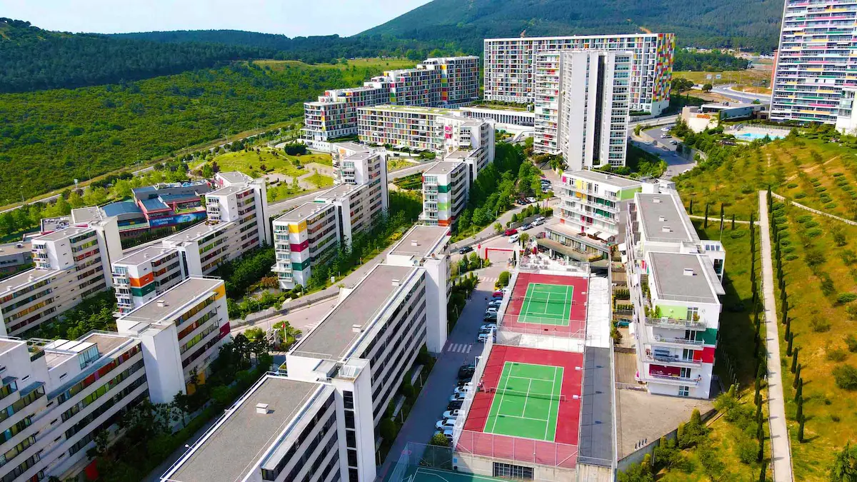 ÖZLEM KILIÇ REMAX - NARCİTY 'DE ORMAN MANZ. EŞYASIZ TEMIZ 1+1
