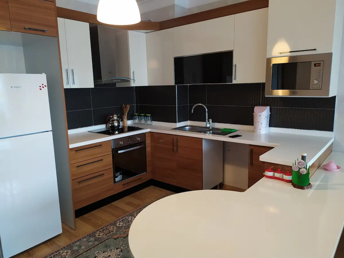 ERYAMAN SAFİR REZİDANS’TA SATILIK EŞYALI, BALKONLU ARA KAT 1+1 DAİRE