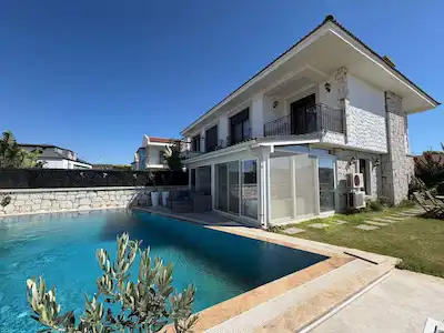REMAX SMYRNA'DAN ŞİFNE'DE DENİZ MANZARALI MÜSTAKİL HAVUZLU VİLLA