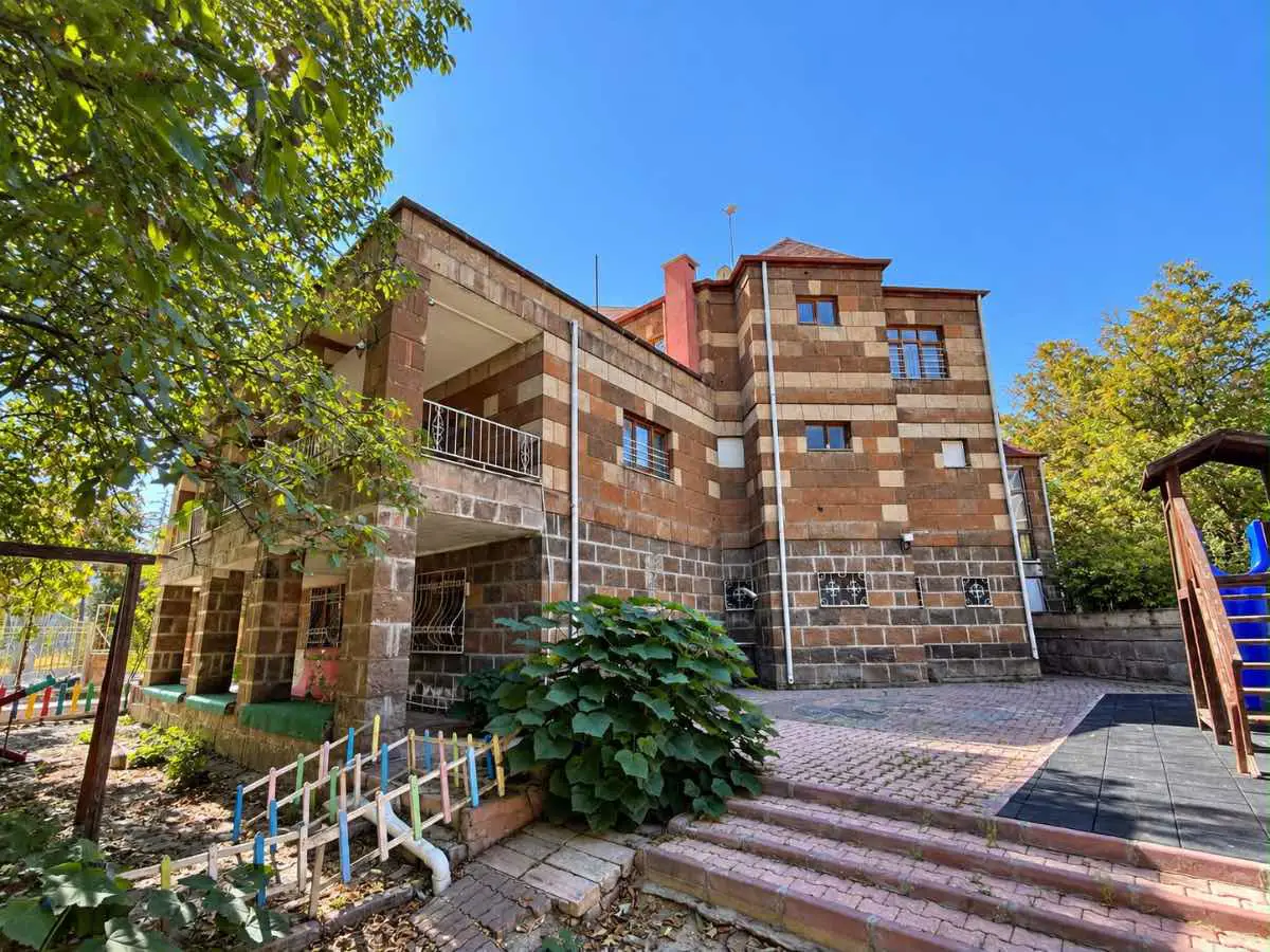 RE/MAX DOĞU'DAN ÇAYDAÇIRA MAHALLESİNDE KİRALIK 750 M2 TAŞ VİLLA