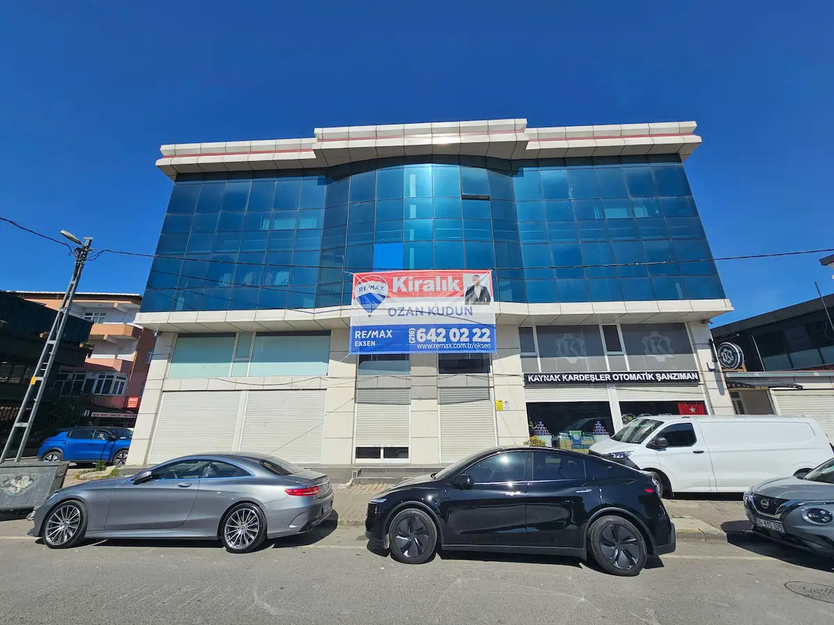 DUDULLUYA YAKIN KDV AVANTAJLI 450 M2 KÖŞE İSKANLI PLAZA KATI