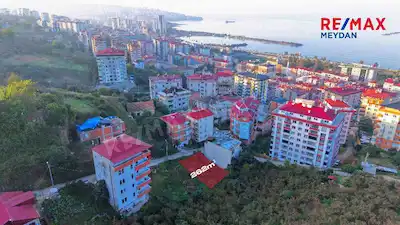 YOMRA MERKEZDE ANAYOLA 300 METRE YATIRIMLIK 3 KAT İMARLI ARSA