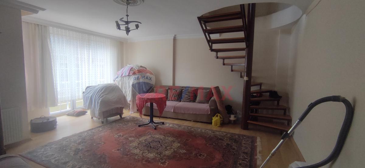 Emek Mahallesi'nde İlhan Varank'a Komşu Büyük ve Geniş Dubleks