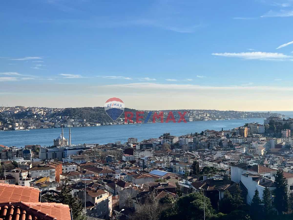 ORTAKÖY'DE BOĞAZ MANZARALI OTOPARKLI KİRALIK ÇATI DUBLEKS
