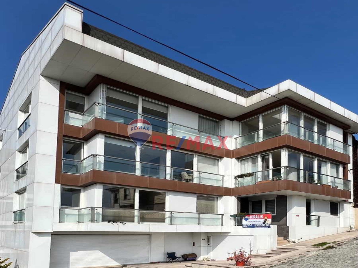 ORTAKÖY'DE BOĞAZ MANZARALI OTOPARKLI KİRALIK ÇATI DUBLEKS