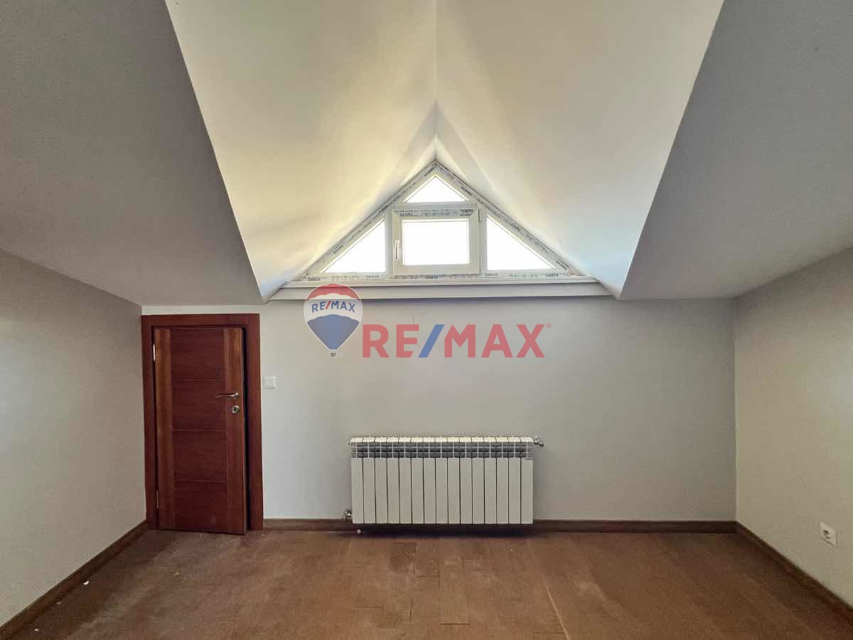 ORTAKÖY'DE BOĞAZ MANZARALI OTOPARKLI KİRALIK ÇATI DUBLEKS