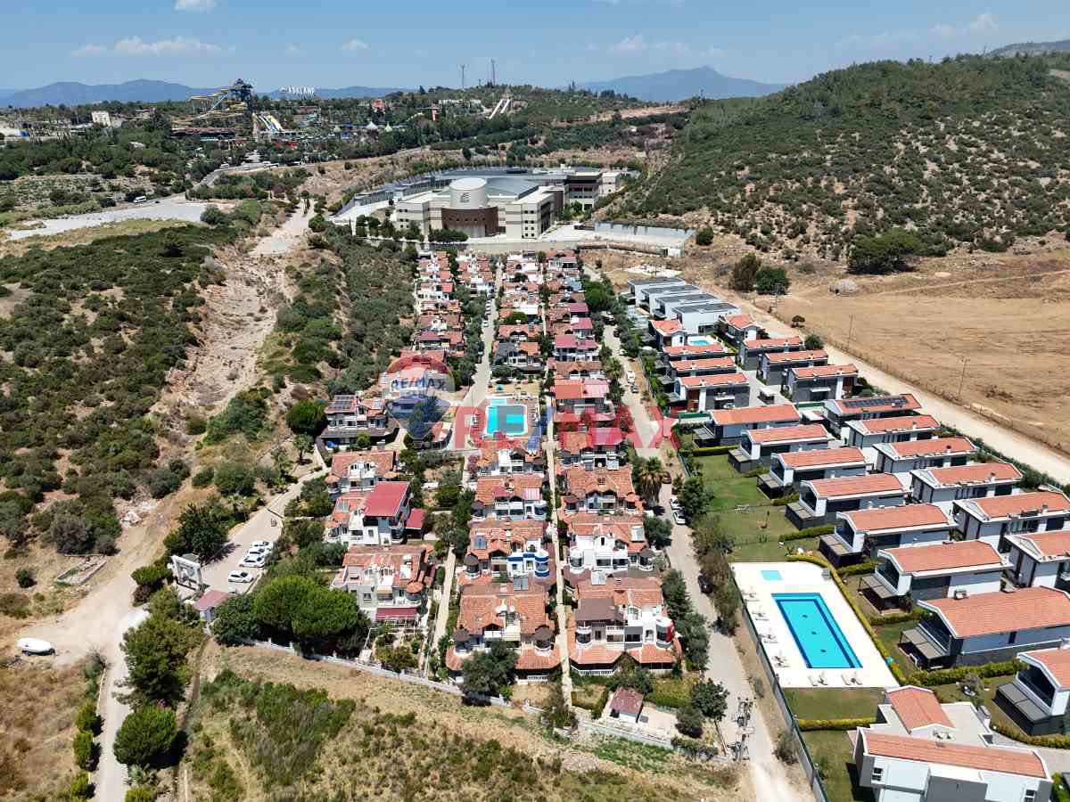 BAYRAKLIDEDE ŞÜKRÜ PAT SITESINDE HAVUZLU 4+1 YAZLIK