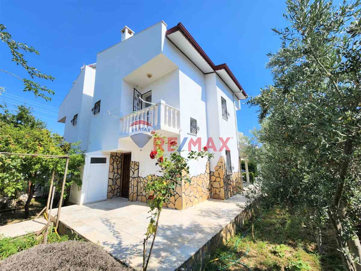 SEFERİHİSAR AKARCA'DA DENİZE 150M FULL EŞYALI 4+1 KİRALIK VİLLA