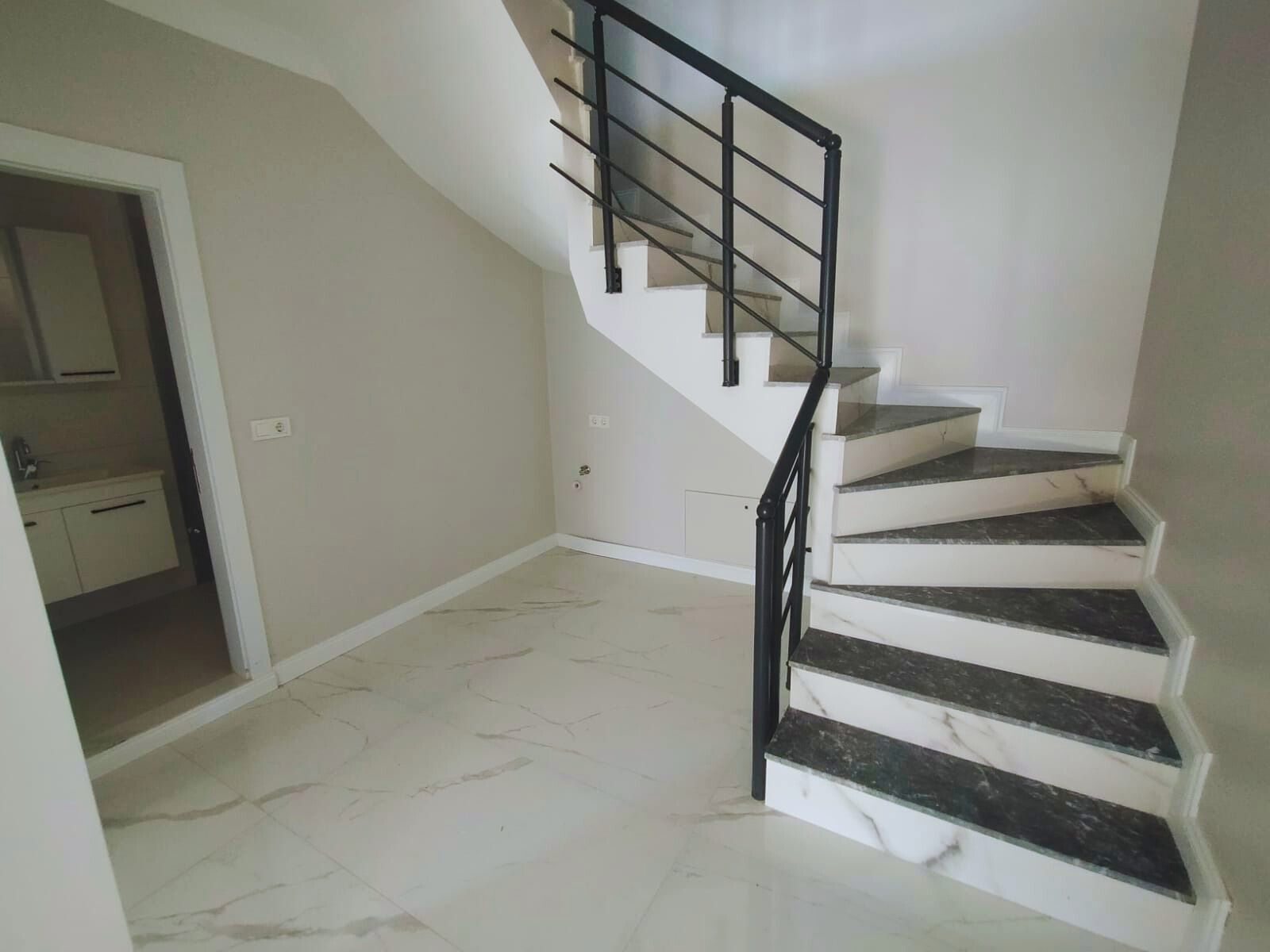 ÖZEL BAHÇELI, AYRI GIRIŞLI 4+1 KIRALIK VILLA!