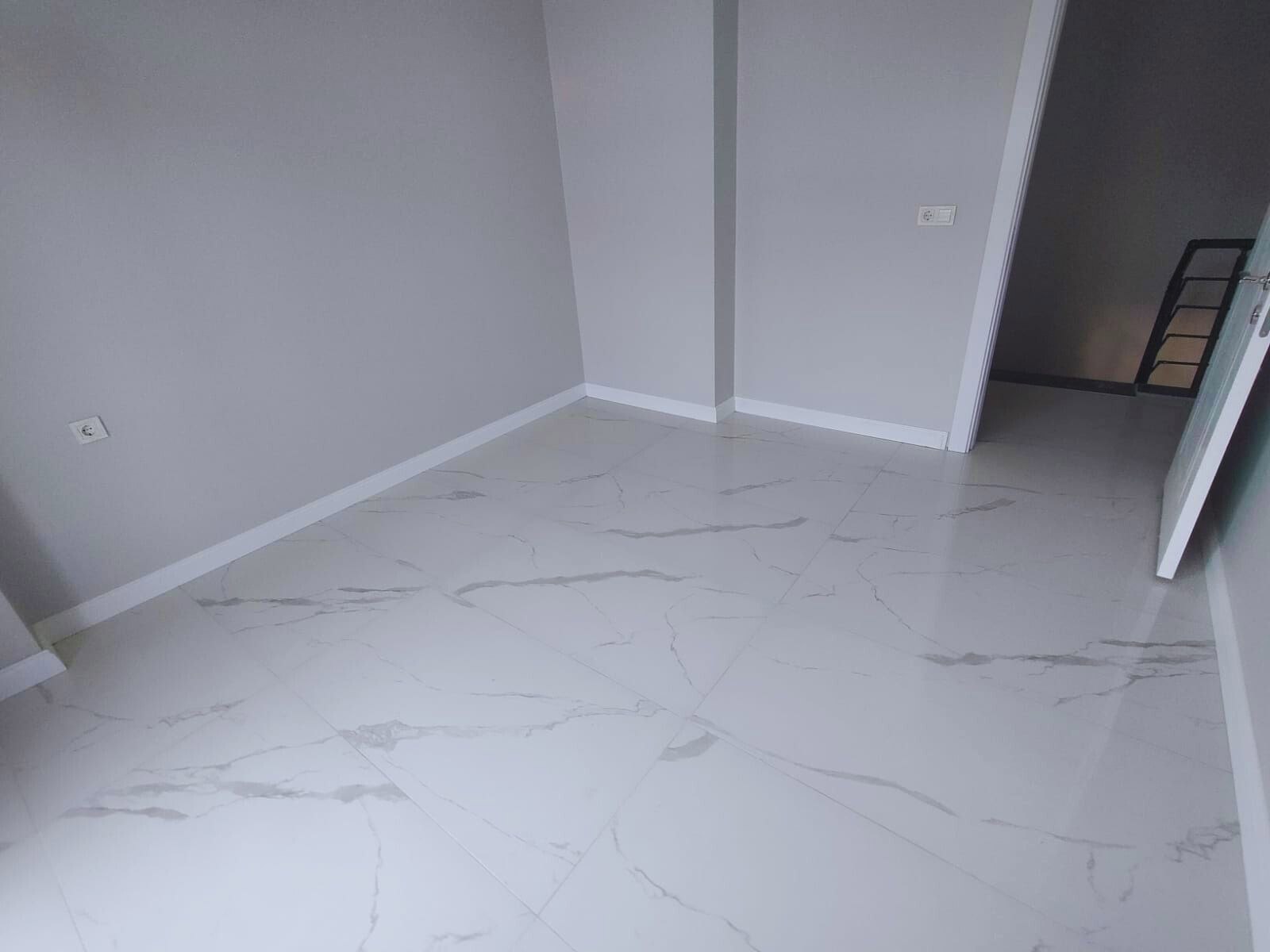 ÖZEL BAHÇELI, AYRI GIRIŞLI 4+1 KIRALIK VILLA!