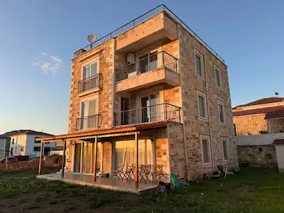 3 FOÇA BAĞARASI’NDA 500M2 IÇINDE SATILIK 5+3 TAŞ VILLA