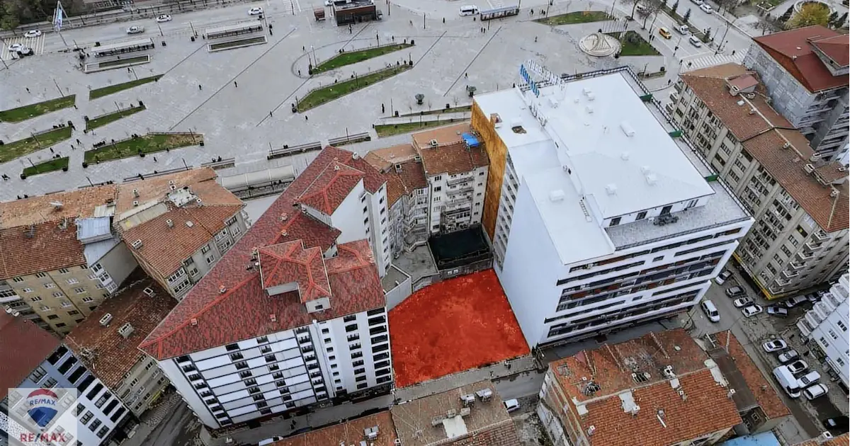 REMAX DOĞUDAN ÇARŞI MERKEZDE SATILIK ARSA HİSSESİ