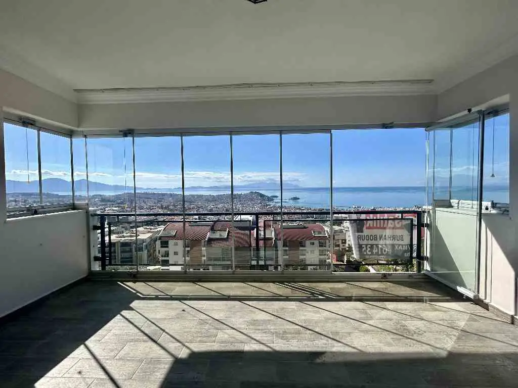 DAĞ ÇİÇEĞİ SİTESİNDE PANORAMİK DENİZ MANZARALI DAİRE