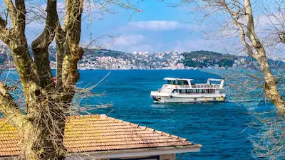 REMAX ANI 'DAN BOĞAZIN KALBİNDE BEYLERBEYİ İSKELE CADDESİ’NDE SATILIK 4+1 YALI DAİRESİ