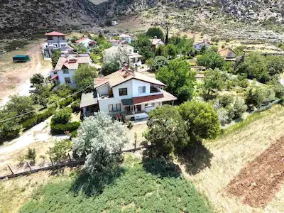 KORKUTELİ'NDE SATILIK EŞYALI 2+1 DUBLEX MÜSTAKİL BAHÇELİ VİLLA